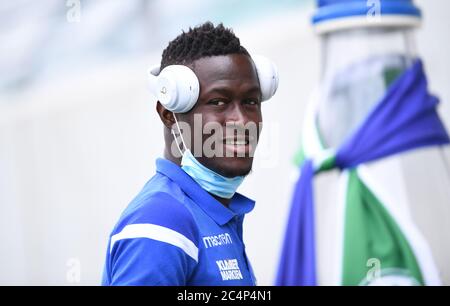 Fuerth, Germania. 28 Giugno 2020. Babacar Gueye (KSC) ride prima del gioco. GES/Football/2° Bundesliga: Greuther Furth - Karlsruher SC, 28 giugno 2020 Calcio: 2° Lega: Greuther Furth vs. Karlsruhe, Fuerth, 28 giugno 2020 | Use worldwide Credit: dpa/Alamy Live News Foto Stock