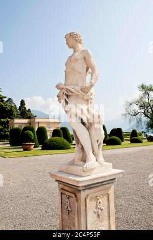 Como, Lombardia, Italia. Una delle statue marmoree raffiguranti divinità pagane, dello scultore svizzero ticinese Francesco Carabelli (1737-1798), situata nel giardino di Villa Olmo. Foto Stock