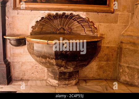 València, Comunidad Valenciana, Spagna. Cattedrale di Valencia (Iglesia Catedral-Basílica Metropolitana de la Asunción de Nuestra Señora de Valencia). Il fonte battesimale. Foto Stock