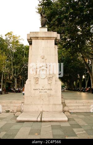 Figueres, l'Alt Empordà, Girona, Catalunya, Spagna. La Rambla. Monumento a Narcís Monturiol (1819-1885), inventore del primo sottomarino dello scultore Enric Casanovas Roig (1882-1948). Foto Stock