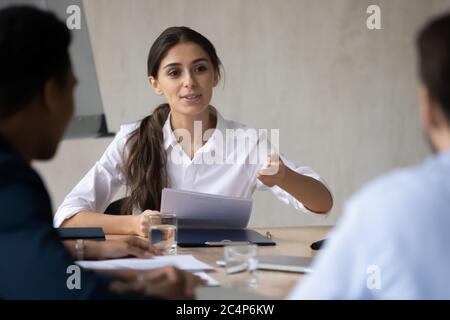 Fiducioso leader del team di imprenditori arabi che fornisce istruzioni per il briefing Foto Stock