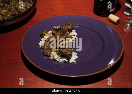 Volete mangiare qualcosa di gustoso e facile da cucinare si dovrebbe provare questa ricetta di manzo e broccoli. È la scelta perfetta per la cena. Foto Stock