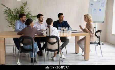 Leader del team di donne d'affari di media età che tiene riunioni aziendali nella sala riunioni Foto Stock