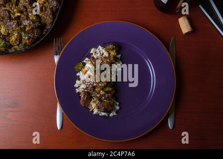 Volete mangiare qualcosa di gustoso e facile da cucinare si dovrebbe provare questa ricetta di manzo e broccoli. È la scelta perfetta per la cena. Foto Stock