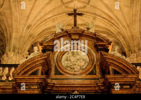 Almería, Andalusia, Spagna, Europa.. Catedral de Santa María de la Encarnación (Cattedrale di Santa Maria dell'Incarnazione). XVI secolo - Rinascimento spagnolo. Realizzato su progetto di Ventura Rodríguez (XVIII sec.), il trascoro della Cattedrale è un esempio dell'arte neoclassica tra le mura del tempio, in contrasto con la disposizione gotica delle navi ai piedi del monumento. La statua dell'Immacolata Concezione nella nicchia centrale, Scortato dalle immagini di Santo Domingo de Guzmán e San Juan Nepomuceno vestito con l'abitudine dei canoni. Nell'immagine un alabastro bianco Foto Stock