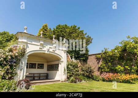 Confine erbaceo e Alcove Arley Hall giardini a Cheshire, Regno Unito. Foto Stock