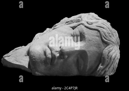 Primo piano sulla faccia dell'antica scultura in marmo romano che mostra una giovane uomo che dorme Foto Stock