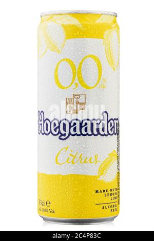 Ucraina, Kiev - Giugno 01. 2020: Bevanda analcolica hoegaarden radler agrumi in una lattina di birra su sfondo bianco. Gocce d'acqua. Il file contiene il ritaglio Foto Stock