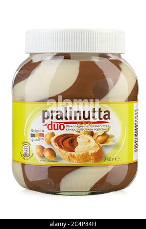 Ucraina, Kiev - 01 giugno 2020: Pasta di cioccolato con cacao latte e nocciole duo Pralinutta, isolato su sfondo bianco. Confezione isolata per ca Foto Stock