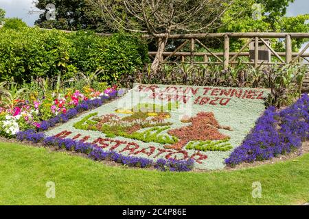 Giardini del Castello di Guildford e giardini fioriti durante l'estate, Surrey, Inghilterra, Regno Unito. Letto floreale dedicato al centenario dell'illustratore Sir John Tenniel Foto Stock