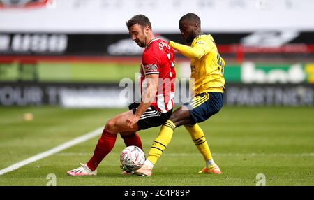 Enda Stevens di Sheffield United (a sinistra) e Nicolas Pepe di Arsenal combattono per la palla durante la partita finale del quarto della fa Cup a Bramall Lane, Sheffield. Foto Stock