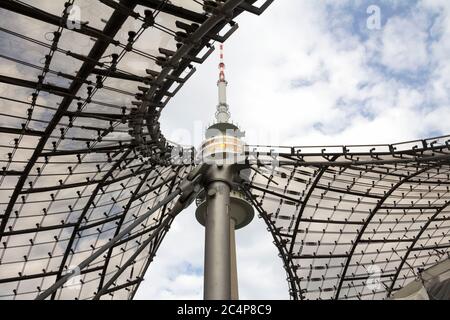 La Torre dello stadio dell'Olympiapark di Monaco, in Germania, è un parco olimpico costruito per le Olimpiadi estive del 1972 Foto Stock