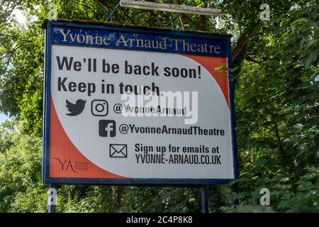 Il Teatro Yvonne Arnaud è chiuso durante la pandemia del Coronavirus covid-19 nel giugno 2020. Firma dicendo che torneremo presto. Foto Stock