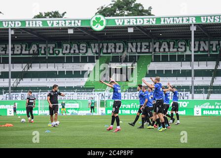 Fuerth, Germania. 28 Giugno 2020. Riscaldamento prima del gioco: KSC team. GES/Football/2° Bundesliga: Greuther Furth - Karlsruher SC, 28 giugno 2020 Calcio: 2° Lega: Greuther Furth vs. Karlsruhe, Fuerth, 28 giugno 2020 | Use worldwide Credit: dpa/Alamy Live News Foto Stock