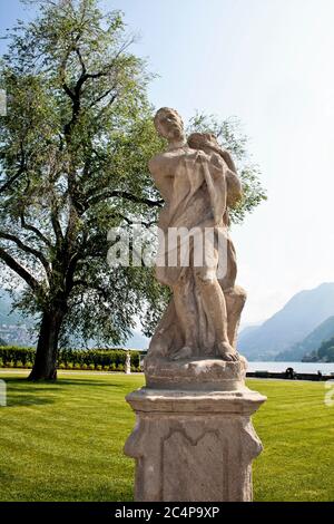 Como, Lombardia, Italia. Una delle statue marmoree raffiguranti divinità pagane, dello scultore svizzero ticinese Francesco Carabelli (1737-1798), situata nel giardino di Villa Olmo. Foto Stock