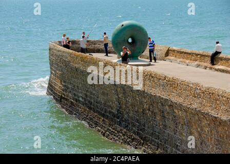 Persone che si rilassano e si inaridono su un molo a Brighton, East Sussex, Inghilterra Foto Stock