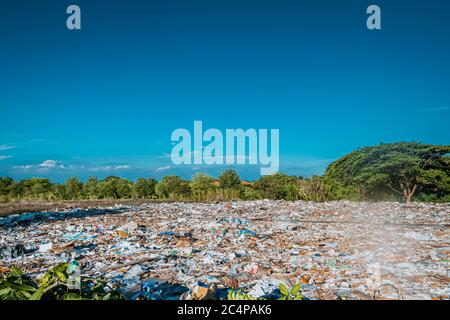 Rifiuti Keeper Terra rifiuti rifiuti rifiuti rifiuti rifiuti rifiuti ambientali. Scarico di rifiuti a terra area di foresta sporca. Foto Stock