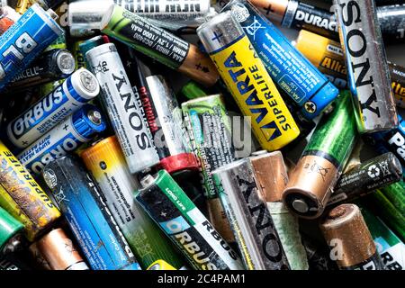 Izmir, Turchia - 25 maggio 2020: Primo piano di pila di varie batterie di rifiuti Foto Stock