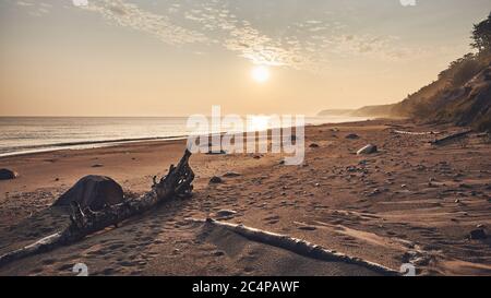 Alba sulla spiaggia vicino a Miedzyzdroje, colore applicato toning, Polonia. Foto Stock