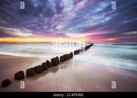 Costa del Mar Baltico a Mrzezyno a un bel tramonto, foto a lunga esposizione, Polonia. Foto Stock