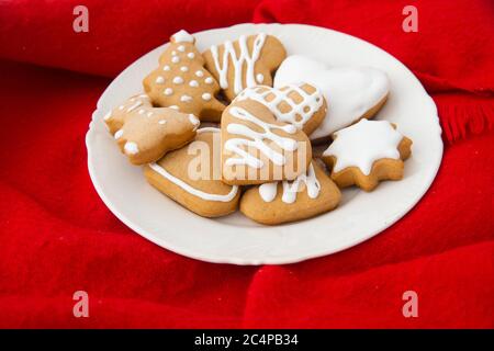 Biscotti al pan di zenzero. Biscotti di Natale a forma di orsacchiotto, cuore e albero del fuoco. Foto Stock