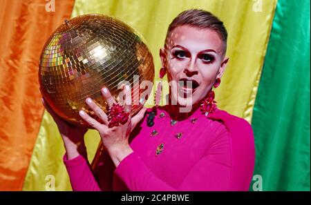 Paul Ryder ospita il festival Dublin Digital Pride nella sala rotonda della Mansion House di Dublino. Foto Stock