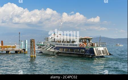 GARDONE RIVIERA, Italia - Settembre 2018: veloci aliscafi e navi traghetto per passeggeri in arrivo a Gardone Riviera sul lago di Garda. Foto Stock