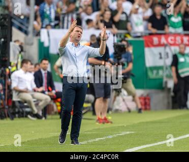 BUDAPEST, UNGHERIA - GIUGNO 27: Il capo allenatore Serhiy Rebrov di Ferencvarosi TC reagisce durante la partita ungherese della Banca OTP Liga tra Ferencvarosi TC e Mezokovesd Zmory FC alla Groupama Arena il 27 giugno 2020 a Budapest, Ungheria. Foto Stock