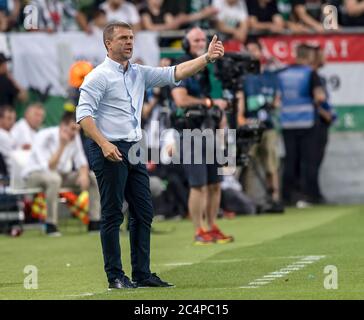 BUDAPEST, UNGHERIA - GIUGNO 27: Il capo allenatore Serhiy Rebrov di Ferencvarosi TC reagisce durante la partita ungherese della Banca OTP Liga tra Ferencvarosi TC e Mezokovesd Zmory FC alla Groupama Arena il 27 giugno 2020 a Budapest, Ungheria. Foto Stock