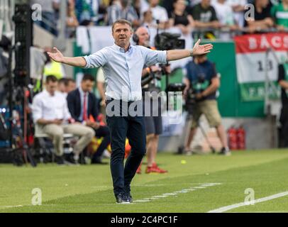 BUDAPEST, UNGHERIA - GIUGNO 27: Il capo allenatore Serhiy Rebrov di Ferencvarosi TC reagisce durante la partita ungherese della Banca OTP Liga tra Ferencvarosi TC e Mezokovesd Zmory FC alla Groupama Arena il 27 giugno 2020 a Budapest, Ungheria. Foto Stock