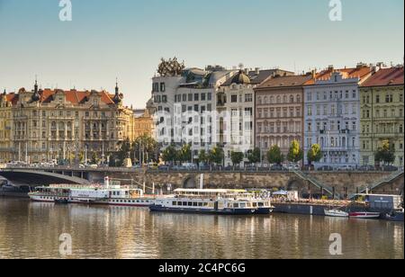 Praga, Repubblica Ceca - Luglio 2018: Imbarcazioni turistiche sul fiume Moldava, che attraversa il centro di Praga. Foto Stock