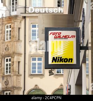 Monaco di Baviera, Germania : Nikon shop. Nikon Corporation, conosciuta anche come Nikon, è una multinazionale giapponese con sede a Tokyo specializzata Foto Stock