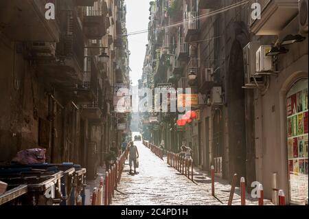 Vicolo nel centro di Napoli, Italia. Questa zona appartiene a un sito patrimonio dell'umanità dell'UNESCO come parte del centro storico di Napoli. Foto Stock