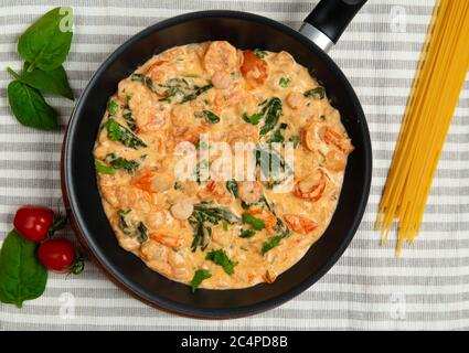 Gamberetti con salsa al burro messi in una padella. Pasta con gamberetti al burro. Foto Stock