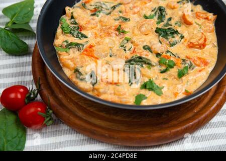 Gamberetti con salsa al burro messi in una padella. Pasta con gamberetti al burro. Foto Stock