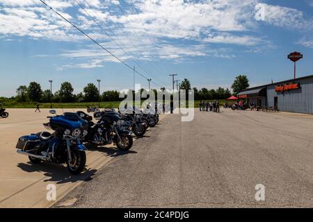 Una linea di motociclette presso la concessionaria motociclistica Brand'ts i-69 Harley Davidson durante l'evento "Too Broke for Sturgis" a Marion, Indiana, USA. Foto Stock