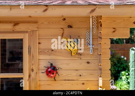 CASA ESTIVA O CAPANNA DI TRONCHI CON INSETTI ORNAMENTALI DECORATIVI E PIANTE Foto Stock