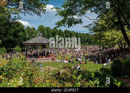 Dopo aver marciato per le strade della città, i manifestanti si sono riuniti nel parco Dane John per ascoltare i discorsi. Foto Stock