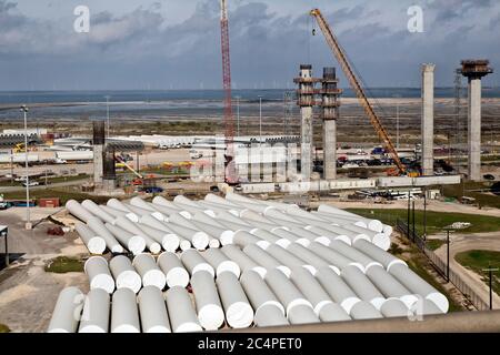 Affacciato sulla costruzione del New Corpus Christi Harbour Bridge, parti in primo piano/di fondo della turbina eolica in magazzino, Corpus Christi, Texas. Foto Stock