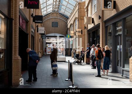 Il primo giorno che i negozi non essenziali aprirono a Canterbury, Kent UK dopo la chiusura del covid-19. 15 giugno 2020 Foto Stock