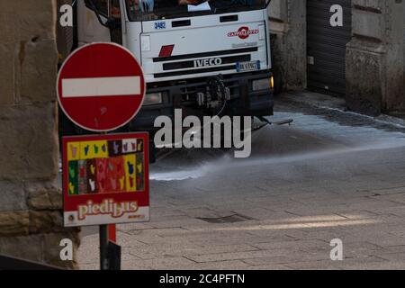 Meticolosa disinfezione e decontaminazione per le strade come prevenzione contro la malattia di Coronavirus (SARS-Cov-2), focolaio di COVID-19. Foto Stock