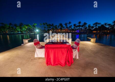 Cena romantica sulla spiaggia. Festeggia la luna di miele su un'isola esotica. Foto Stock