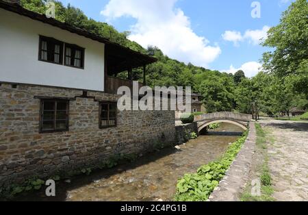 Casa nel Museo Etnografico all'aperto 'Etar', nell'omonimo quartiere di Gabrovo. E' una ricostruzione dello stile di vita bulgaro, cultura A. Foto Stock