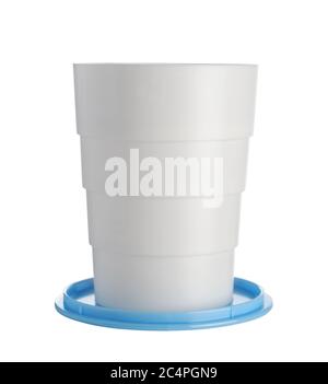 Tazza bianca pieghevole in plastica isolata su bianco. Cablaggio anteriore Foto Stock