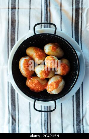 Patate Canarie con rojo mojo in un ristorante a la Graciosa, Caleta del Sebo, Isole Canarie, Spagna Foto Stock