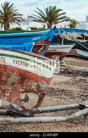 Imbarcazioni da pesca disusate sulla riva di la Graciosa/Caleta del Sebo, Isole Canarie, Spagna Foto Stock