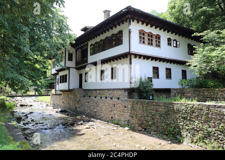 Casa nel Museo Etnografico all'aperto 'Etar', nell'omonimo quartiere di Gabrovo. E' una ricostruzione dello stile di vita bulgaro, cultura A. Foto Stock