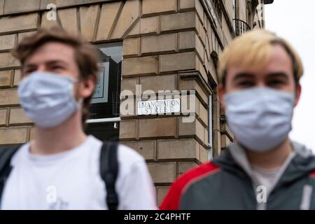 Un gruppo attivista ha attaccato cartelli stradali alternativi sulle strade con legami con il commercio di schiavi ScotlandÕs su Dundas Street , Edimburgo Scozia Foto Stock