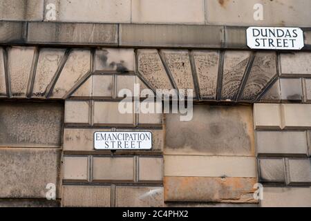 Un gruppo attivista ha attaccato cartelli stradali alternativi sulle strade con legami con il commercio di schiavi ScotlandÕs su Dundas Street , Edimburgo Scozia Foto Stock