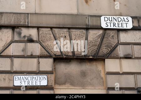 Un gruppo attivista ha attaccato cartelli stradali alternativi sulle strade con legami con il commercio di schiavi ScotlandÕs su Dundas Street , Edimburgo Scozia Foto Stock